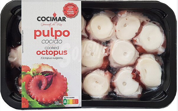 Ensalada de lechugas variadas y pepinillos con pulpo cocido y dos mandarinas.